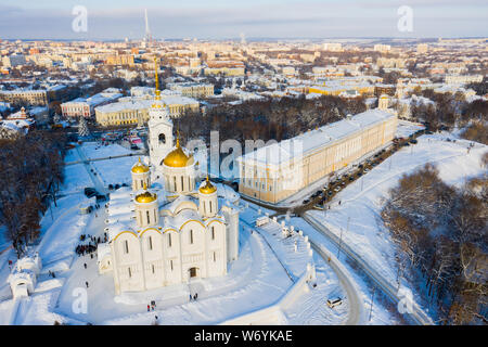 Église de l'assomption à Vladimir ville au coucher du soleil, la Russie. Vue aérienne drone Banque D'Images