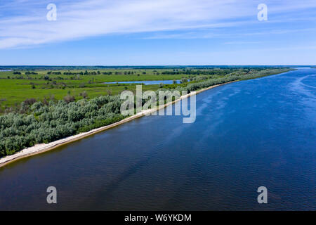 Forêt et plage par la rivière. Drone aérien shot Banque D'Images