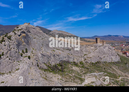 Vue panoramique vue aérienne de la forteresse génoise dans Sudak, Crimée Banque D'Images