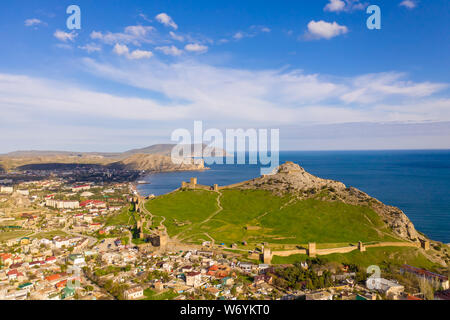 Vue panoramique vue aérienne de la forteresse génoise dans Sudak, Crimée. Banque D'Images