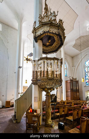 Chaire ornée sculpté à l'église Saint-Nicolas à Kiel, Allemagne, le 25 juillet 2019 Banque D'Images