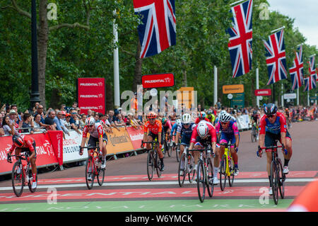 Le centre de Londres, Angleterre, Royaume-Uni. 3 août 2019. Kirsten Wild (R), la ligne de Lorena Wiebes (3R), Elisa Balsamo (2e R) et Coryn Rivera (L) pour gagner le Prudential RideLondon Classique, avant d'être disqualifié après la course pour avoir omis de conserver sa ligne de course durant le sprint final vers le bas du centre commercial. Lorena Wiebes de Team Le Parkhotel Valkenburg a plus tard été déclaré vainqueur de la course. @ David Partridge / Alamy Live News Banque D'Images