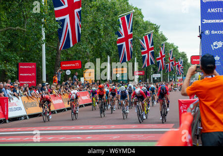 Le centre de Londres, Angleterre, Royaume-Uni. 3 août 2019. Kirsten Wild (R), la ligne de Lorena Wiebes (3R), Elisa Balsamo (2e R) et Coryn Rivera (L) pour gagner le Prudential RideLondon Classique, avant d'être disqualifié après la course pour avoir omis de conserver sa ligne de course durant le sprint final vers le bas du centre commercial. Lorena Wiebes de Team Le Parkhotel Valkenburg a plus tard été déclaré vainqueur de la course. @ David Partridge / Alamy Live News Banque D'Images