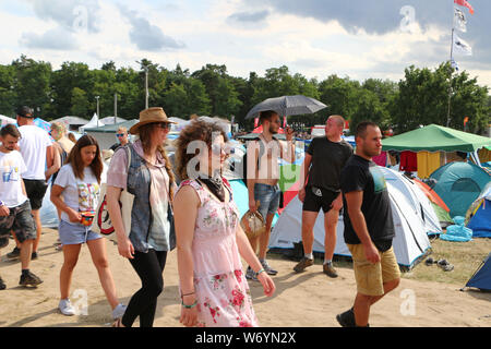 Nowy, Pologne 2e, Août 2019 Des centaines de milliers de personnes dans tous les âges participent à la 25e Pologne Rock Festival (ex-Willa Arte Woodstock) dans Nowy nad odra , la Pologne le 2 août 2019 Pol'et'Rock Festival, anciennement connu sous le nom de Pologne Festival de Woodstock est un festival annuel de la musique rock en Pologne, inspiré par Festival de Woodstock. © Vadim Pacajev / Alamy Live News Banque D'Images