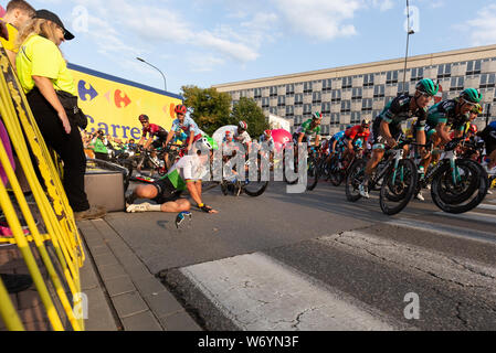 Cracovie, Pologne, le 3 août 2019, Mark Cavendish et Pieter Serry crash lors de première étape de Tour de Pologne - UCI World Tour à vélo. Credit : Przemek S Banque D'Images