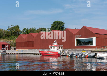Koster, Suède - Juillet 26, 2019 : Avis de Naturum, le centre d'information de la réserve naturelle dans le port de Kosterhavet Koster sur la côte occidentale de la Suède. Banque D'Images