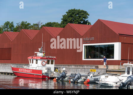 Koster, Suède - Juillet 26, 2019 : Avis de Naturum, le centre d'information de la réserve naturelle dans le port de Kosterhavet Koster sur la côte occidentale de la Suède. Banque D'Images