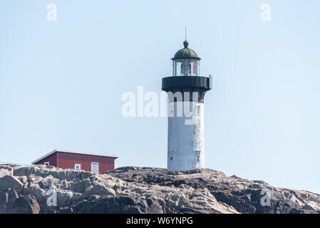 Ursholmen, Suède - 26 juillet 2019 - Vue sur le phare de l'île Ursholmen sur la côte occidentale de la Suède. Banque D'Images