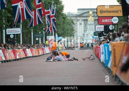 Le Mall, Londres, Royaume-Uni. 3 août 2019. Accident impliquant un avenant à Brompton World Championship les 500 coureurs partent le Championnat du Monde de Brompton avec un style Le Mans dash pour leurs cycles pliée, d'avoir à déployer et configurer leurs vélos avant de sauter à bord et de partir sur le 16k circuit autour de St James's Park. Credit : Quan Van/Alamy Live News Banque D'Images