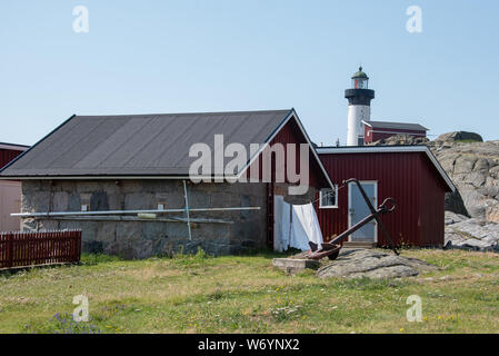 Ursholmen, Suède - Juillet 26, 2019 : Avis de la maisons rouges sur Ursholmen Île dans le Parc National de Kosterhavet suédois dans l'ouest de la Suède. Banque D'Images