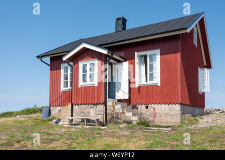 Ursholmen, Suède - Juillet 26, 2019 : Avis de la maisons rouges sur Ursholmen Île dans le Parc National de Kosterhavet suédois dans l'ouest de la Suède. Banque D'Images