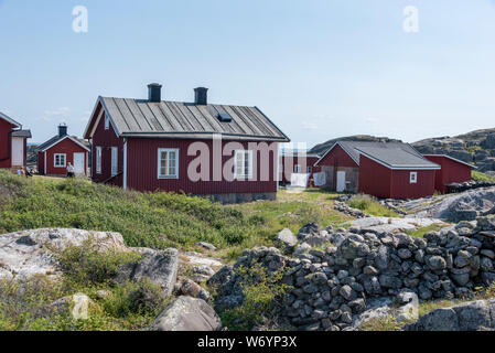 Ursholmen, Suède - Juillet 26, 2019 : Avis de la maisons rouges sur Ursholmen Île dans le Parc National de Kosterhavet suédois dans l'ouest de la Suède. Banque D'Images