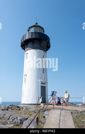 Ursholmen, Suède - 26 juillet 2019 - Vue sur le phare de l'île Ursholmen dans le Parc National de Kosterhavet suédois dans l'ouest de la Suède. Banque D'Images