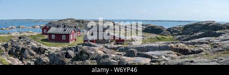 Ursholmen, Suède - Juillet 26, 2019 : Avis de la maisons rouges sur Ursholmen Île dans le Parc National de Kosterhavet suédois dans l'ouest de la Suède. Banque D'Images