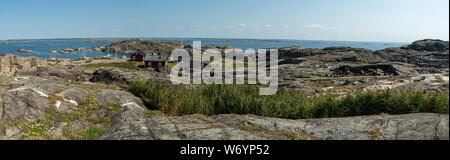 Ursholmen, Suède - Juillet 26, 2019 : Avis de la maisons rouges sur Ursholmen Île dans le Parc National de Kosterhavet suédois dans l'ouest de la Suède. Banque D'Images