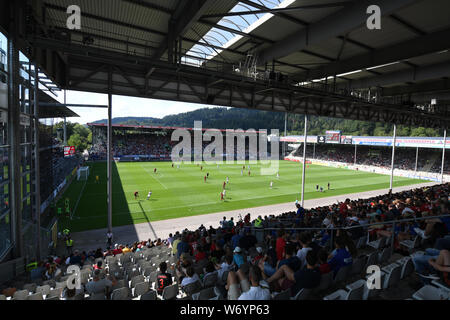 Freiburg, Allemagne. 06Th Aug 2019. Soccer : Bundesliga, la saison, test match SC Fribourg - Cagliari Calcio dans le Schwarzwaldstadion. Aperçu de la Forêt-Noire stade au cours du jeu. Crédit : Patrick Seeger/DPA - NOTE IMPORTANTE : en conformité avec les exigences de la DFL Deutsche Fußball Liga ou la DFB Deutscher Fußball-Bund, il est interdit d'utiliser ou avoir utilisé des photographies prises dans le stade et/ou la correspondance dans la séquence sous forme d'images et/ou vidéo-comme des séquences de photos./dpa/Alamy Live News Banque D'Images