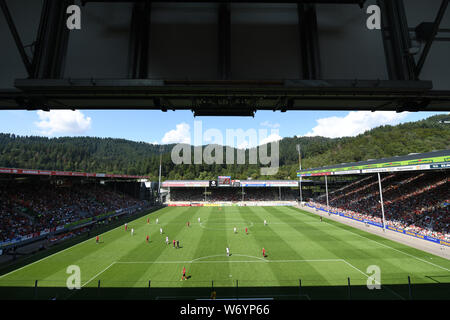 Freiburg, Allemagne. 06Th Aug 2019. Soccer : Bundesliga, la saison, test match SC Fribourg - Cagliari Calcio dans le Schwarzwaldstadion. Aperçu de la Forêt-Noire stade au cours du jeu. Crédit : Patrick Seeger/DPA - NOTE IMPORTANTE : en conformité avec les exigences de la DFL Deutsche Fußball Liga ou la DFB Deutscher Fußball-Bund, il est interdit d'utiliser ou avoir utilisé des photographies prises dans le stade et/ou la correspondance dans la séquence sous forme d'images et/ou vidéo-comme des séquences de photos./dpa/Alamy Live News Banque D'Images