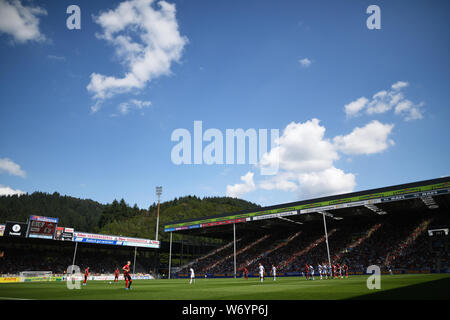 Freiburg, Allemagne. 06Th Aug 2019. Soccer : Bundesliga, la saison, test match SC Fribourg - Cagliari Calcio dans le Schwarzwaldstadion. Aperçu de la Forêt-Noire stade au cours du jeu. Crédit : Patrick Seeger/DPA - NOTE IMPORTANTE : en conformité avec les exigences de la DFL Deutsche Fußball Liga ou la DFB Deutscher Fußball-Bund, il est interdit d'utiliser ou avoir utilisé des photographies prises dans le stade et/ou la correspondance dans la séquence sous forme d'images et/ou vidéo-comme des séquences de photos./dpa/Alamy Live News Banque D'Images