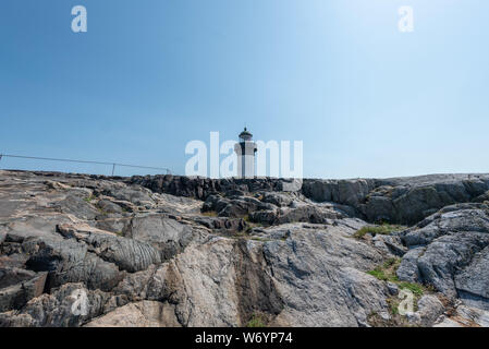 Ursholmen, Suède - 26 juillet 2019 - Vue sur le phare de l'île Ursholmen dans le Parc National de Kosterhavet suédois dans l'ouest de la Suède. Banque D'Images