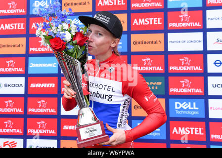 Londres, Royaume-Uni. 3 août 2019. Lorena Wiebes gagnant (le Parkhotel Valkenburg). Des femmes motocyclistes participent à la Prudential RideLondon Classique avec départ et arrivée sur le Mall. 16 des meilleurs équipes professionnelles race 20 tours d'un circuit de 3.4km autour de St James's Park et Constitution Hill sur une distance de 68km. Classé comme l'un des meilleurs événements UCI WorldTour de femmes, prix en argent est la plus importante jamais pour une course d'une journée de la femme, égale à celle de la race des hommes un jour le jour suivant, la Prudential RideLondon-Surrey Classic. Crédit : Stephen Chung / Alamy Live News Banque D'Images