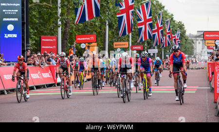 Londres, Royaume-Uni. 3 août 2019. Lorena (Wiebes Le Parkhotel Valkenburg) (3R) gagne le Prudential RideLondon Classique avec départ et arrivée sur le Mall. Kirsten Wild (WNT-Rotor Pro Cycling Team) (R) a été disqualifiée. 16 des meilleurs équipes professionnelles race 20 tours d'un circuit de 3.4km autour de St James's Park et Constitution Hill sur une distance de 68km. Crédit : Stephen Chung / Alamy Live News Banque D'Images