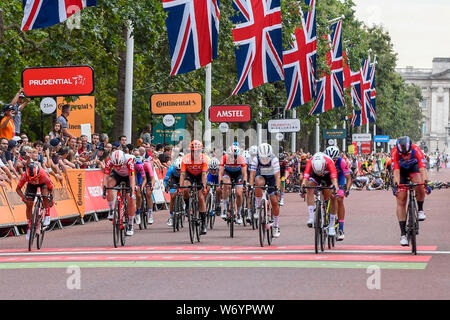 Londres, Royaume-Uni. 3 août 2019. Lorena (Wiebes Le Parkhotel Valkenburg) (2R) gagne le Prudential RideLondon Classique avec départ et arrivée sur le Mall. Kirsten Wild (WNT-Rotor Pro Cycling Team) (R) a été disqualifiée. 16 des meilleurs équipes professionnelles race 20 tours d'un circuit de 3.4km autour de St James's Park et Constitution Hill sur une distance de 68km. Crédit : Stephen Chung / Alamy Live News Banque D'Images