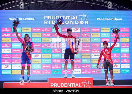 Londres, Royaume-Uni. 3 août 2019. Gagnant (C) Lorena Wiebes (Le Parkhotel Valkenburg), runner up (L) Elisa Balsamo (Valcar Cylance cyclisme) et troisième (R) Coryn Rivera (Équipe Sunweb). Des femmes motocyclistes participent à la Prudential RideLondon Classique avec départ et arrivée sur le Mall. 16 des meilleurs équipes professionnelles race 20 tours d'un circuit de 3.4km autour de St James's Park et Constitution Hill sur une distance de 68km. Crédit : Stephen Chung / Alamy Live News Banque D'Images