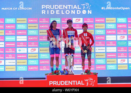 Londres, Royaume-Uni. 3 août 2019. Gagnant (C) Lorena Wiebes (Le Parkhotel Valkenburg), runner up (L) Elisa Balsamo (Valcar Cylance cyclisme) et troisième (R) Coryn Rivera (Équipe Sunweb). Des femmes motocyclistes participent à la Prudential RideLondon Classique avec départ et arrivée sur le Mall. 16 des meilleurs équipes professionnelles race 20 tours d'un circuit de 3.4km autour de St James's Park et Constitution Hill sur une distance de 68km. Crédit : Stephen Chung / Alamy Live News Banque D'Images