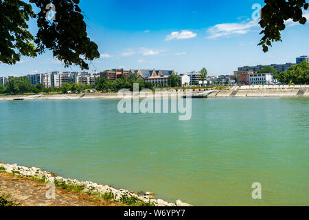 Budapest, Hongrie - Juillet 08, 2019 : l'île Marguerite sur le Danube, entre Buda et Pest, est un quartier calme et verdoyant de la ville. La passerelle piétonne Banque D'Images