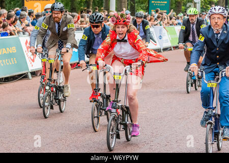 Londres, Royaume-Uni. 3 août 2019. Plus de 500 coureurs s'alignent pour la Finale du Championnat du Monde de Brompton sur le Mall, partie de la Prudential Ride 2019 Londres. Crédit : Guy Bell/Alamy Live News Banque D'Images