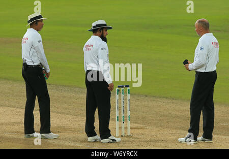 BIRMINGHAM, ANGLETERRE. 03 AOÛT 2019 : Les juges-arbitres Joel Wilson, Aleem Dar et troisième juge-arbitre Chris Gaffaney contrôler une mesure de lumière avant d'appeler les joueurs pour mauvaise lumière/ lors de la 3e journée de la 1ère Cendres Specsavers test match, au terrain de cricket d'Edgbaston, Birmingham, UK Crédit : Cal Sport Media/Alamy Live News Crédit : Cal Sport Media/Alamy Live News Banque D'Images