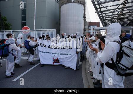 Mannheim, Allemagne. 3 août 2019. Les militants qui ont occupé la courroie du convoyeur de charbon sont à la sortie de l'usine avec le soutien de l'extérieur de les applaudir. Des militants de l'Ende Gelande organisation ont occupé la courroie du convoyeur de charbon sur la grande centrale de charbon à Mannheim. Ils bloquent l'entrée principale de l'usine, appelant à la fin de l'utilisation du charbon dans la production d'énergie et l'utilisation de sources d'énergie renouvelables. Banque D'Images