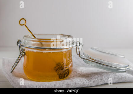 Miel frais sur un fond blanc avec un copy space Banque D'Images