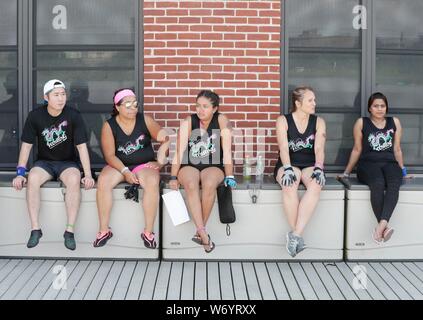 Flushing, Queens, New York, USA, 03 août 2019 - Des milliers de personnes ont participé au premier jour de la 29e courses de bateaux-dragons à Flushing Lake dans le Queens New York.Photo : Luiz Rampelotto/EuropaNewswire Crédit photo obligatoire. Dans le monde d'utilisation | Banque D'Images