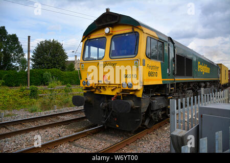 Freightliner Class 66510 Locomotive Diesel tire un train de marchandises intermodal sur la ligne d'Birmingham-Peterborough dans le Cambridgeshire, Royaume-Uni Banque D'Images