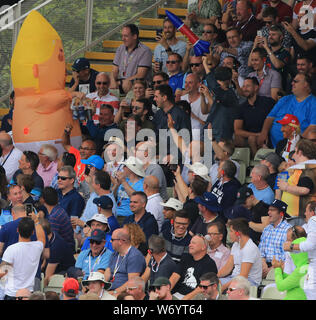 BIRMINGHAM, ANGLETERRE. 03 AOÛT 2019 : un ventilateur géant dans un costume Donald Trump offre bière pendant le jour 3 du 1er test match Cendres Specsavers, au terrain de cricket d'Edgbaston, Birmingham, UK Crédit : Cal Sport Media/Alamy Live News Banque D'Images