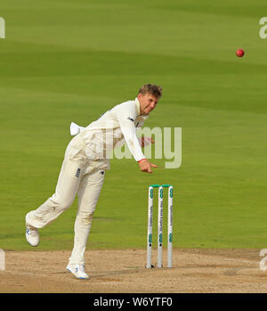 BIRMINGHAM, ANGLETERRE. 03 AOÛT 2019 : Joe racine de l'Angleterre au cours de bowling jour 3 du 1er test match Cendres Specsavers, au terrain de cricket d'Edgbaston, Birmingham, UK Banque D'Images