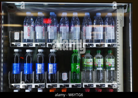 Heidelberg, Allemagne - Août 2019 : soda distributeur automatique de rangées de petites bouteilles en plastique d'eau et de la limonade Banque D'Images