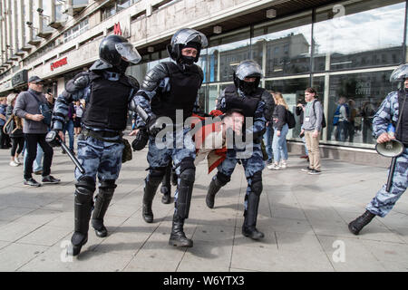 Les agents de police à l'arrestation d'un homme au cours d'un rassemblement non autorisé dans le centre de Moscou, Russie Moscou.la police a arrêté plus de 300 personnes qui protestaient contre l'exclusion de certains candidats indépendants et d'opposition du Conseil de la ville de scrutin, un groupe de suivi a dit. Banque D'Images