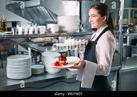 Waiter serving in motion en service dans un restaurant. Le garçon porte plats. Banque D'Images