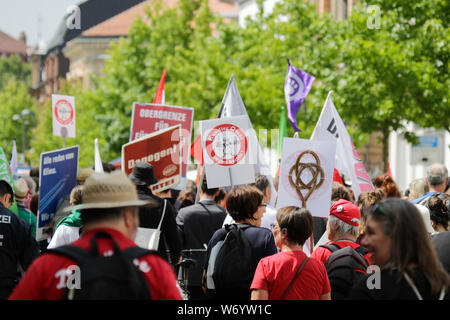 Landau, Allemagne. 3 août 2019. Le contre-manifestants mars avec des signes par la ville. Autour de 80 personnes de organisations d'extrême droite ont protesté dans la ville de Landau dans le Palatinat contre le gouvernement allemand et les migrants. Ils ont également adopté le jaune de la veste jaune français mouvement de protestation. Le lieu de la manifestation a été choisi en raison de l'attaque de couteau 2017 dans la ville voisine de Kandel, dans lequel une jeune fille de 15 ans a été tué par un demandeur d'asile. Ils ont été confrontés à plusieurs centaines d'anti-fasciste des contre-manifestants de différents partis et organisations politiques. Banque D'Images