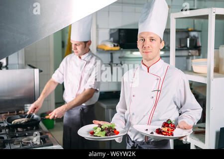 Portrait du chef dans la cuisine du restaurant avec un plat de Foie Gras. Banque D'Images