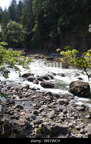 PARCS ET LOISIRS : VOLUME 7- Wallace Falls State Park englobe 1 380 acres le long de la rivière Wallace dans le comté de Snohomish, Washington. Banque D'Images