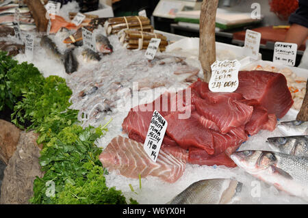 SEA QUEST: Le célèbre marché Borough du Royaume-Uni a une variété de poissons frais pour le choix. Banque D'Images