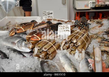 SEA QUEST: Le célèbre marché Borough du Royaume-Uni a une variété de poissons frais pour le choix. Banque D'Images