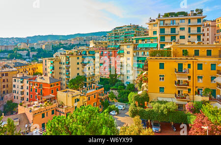 Les bâtiments résidentiels de pittoresque quartier Castelletto à Gênes dans la soirée, Genova, Italie Banque D'Images