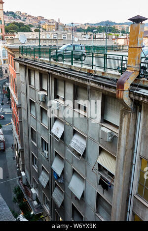 Funny rare parking sur le toit-terrasse de l'appartement chambre à Gênes, Italie Banque D'Images