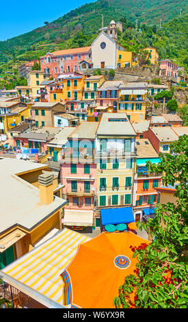 Prise de vue au grand angle vertical de la belle petite ville de Vernazza à Cinque Terre, La Spezia, Italie Banque D'Images