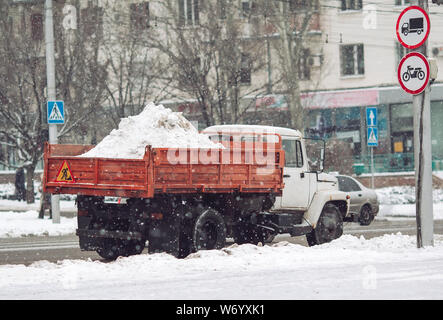 Les machines de déneigement. Le camion chargé de neige. Banque D'Images