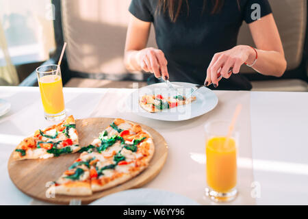 Un couple mange pizza dans un restaurant Banque D'Images